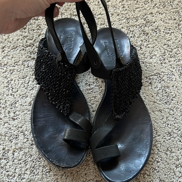 Cydwoq black sandals - Picture 2 of 5